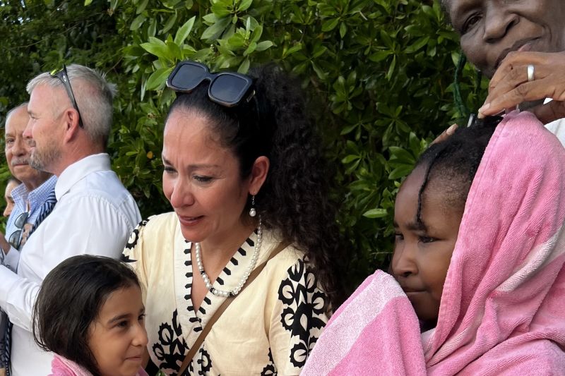 Girls with their Moms6