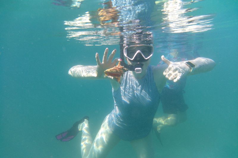Amy with a shell9