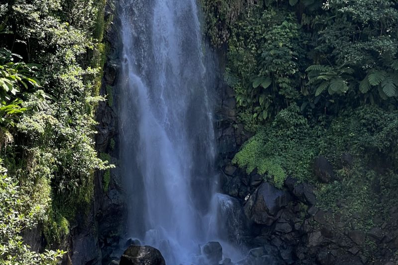 Trafalgar Falls (hot side) with people at the base2